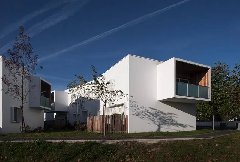 Conjuguant la quiétude et la recherche des vues, les maisons se déhanchent. Conjuguant la quiétude et la recherche des vues, les maisons se déhanchent.