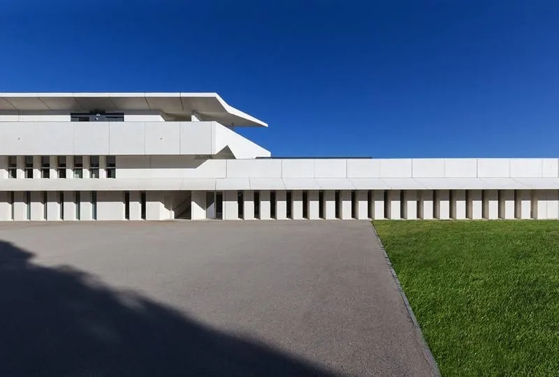 La modénature de la façade, constituée d’éléments préfabriqués en béton blanc, assure des protections solaires passives aux baies. La modénature de la façade, constituée d’éléments préfabriqués en béton blanc, assure des protections solaires passives aux baies.
