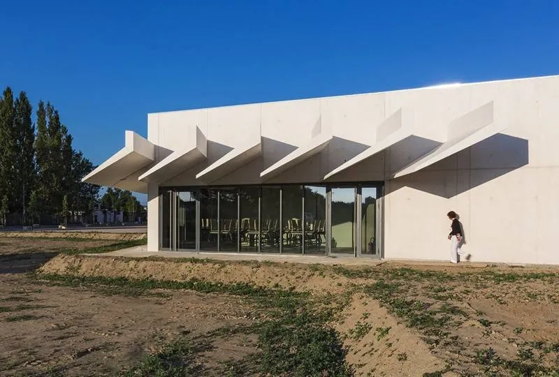 Le collège est perçu par le pignon le long de l’axe de circulation principal. les architectes lui ont donné une dimension sculpturale. Le collège est perçu par le pignon le long de l’axe de circulation principal. les architectes lui ont donné une dimension sculpturale.