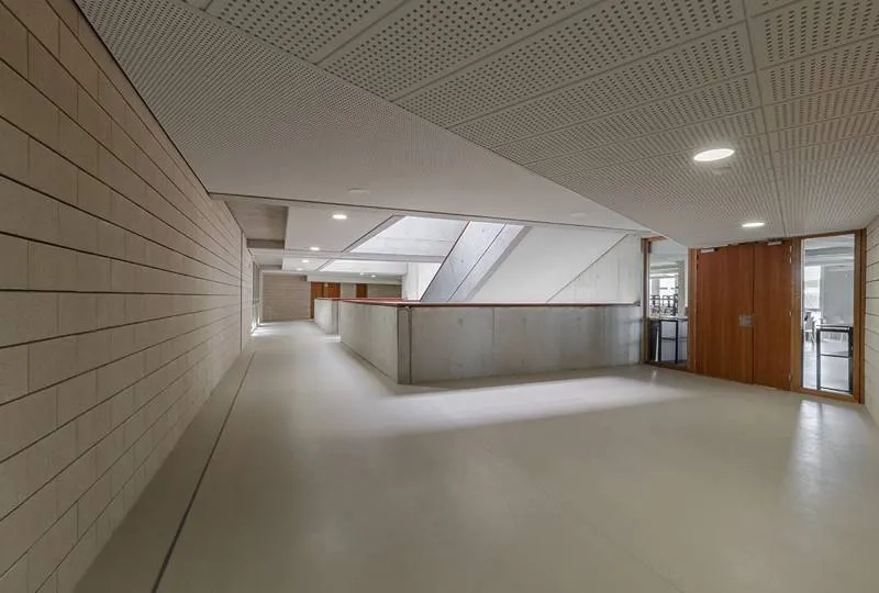 Les cloisonnements intérieurs sont réalisés en blocs de béton à bancher. Les cloisonnements intérieurs sont réalisés en blocs de béton à bancher.