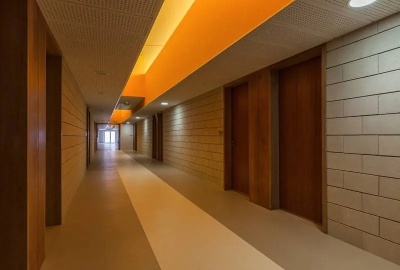 Les cloisonnements intérieurs sont réalisés en blocs de béton à bancher. Les cloisonnements intérieurs sont réalisés en blocs de béton à bancher.