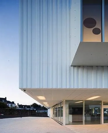Des cannelures verticales ont été réalisées à partir de matrices soigneusement dessinées par les architectes. Des cannelures verticales ont été réalisées à partir de matrices soigneusement dessinées par les architectes.