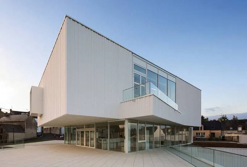 Un vaste belvédère est créé dans la continuité du hall d’accueil. Un vaste belvédère est créé dans la continuité du hall d’accueil.
