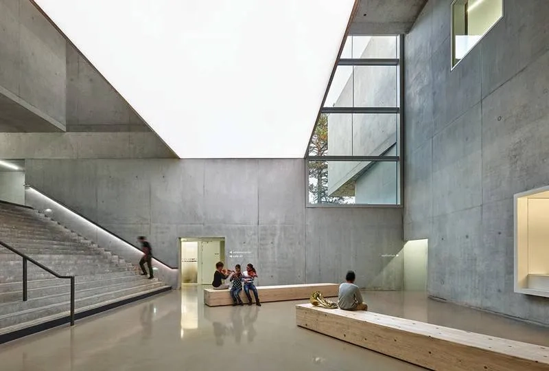 le hall est le cœur du conservatoire. le volume de la bibliothèque, disposé en pont sur le hall, vient ponctuer la dilatation verticale de l’espace.