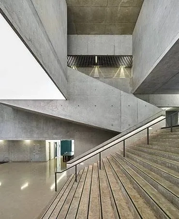 L’espace généreux et lumineux du hall se dilate dans le bâtiment.