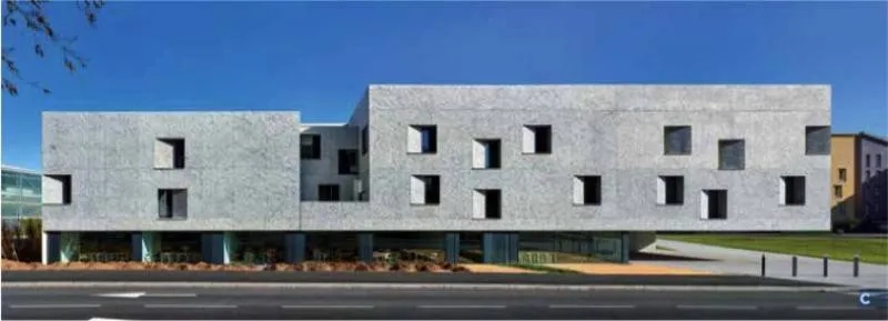 Vue de la façade ouest. Le rez-de- chaussée vitré renforce la sensation de mise en lévitation du volume Vue de la façade ouest. Le rez-de- chaussée vitré renforce la sensation de mise en lévitation du volume