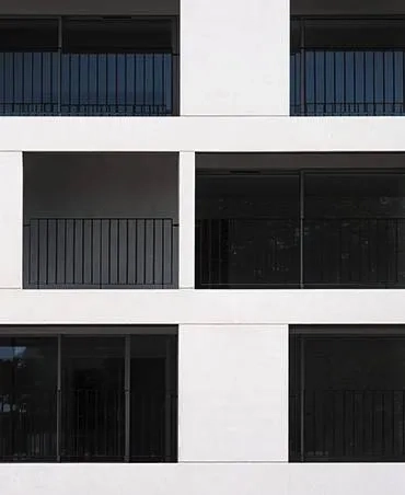 Réalisé en béton blanc, les loggias composent une peau épaisse et qualifient l’opération. Réalisé en béton blanc, les loggias composent une peau épaisse et qualifient l’opération.