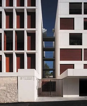 Les halls d’entrée sont accessibles depuis la rue par des failles aménagées dans le soubassement. Les halls d’entrée sont accessibles depuis la rue par des failles aménagées dans le soubassement.