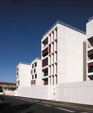 L’opération combine neuf immeubles plots implantés en retrait de la rue. L’opération combine neuf immeubles plots implantés en retrait de la rue.
