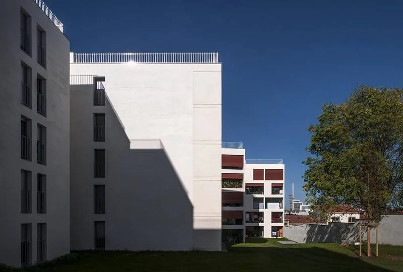À l’intérieur de l’îlot, l’espace partagé est traité comme une grande prairie. À l’intérieur de l’îlot, l’espace partagé est traité comme une grande prairie.