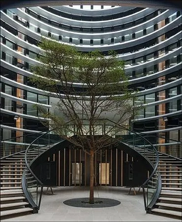L’atrium amène la lumière au cœur du bâtiment et, par ses ouvertures en partie haute, participe à sa ventilation naturelle. L’atrium amène la lumière au cœur du bâtiment et, par ses ouvertures en partie haute, participe à sa ventilation naturelle.