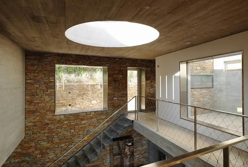 Depuis l’intérieur, le panorama s’offre par des ouvertures tour à tour vastes comme des écrans géants, ou cadrées comme des plans fixes. Depuis l’intérieur, le panorama s’offre par des ouvertures tour à tour vastes comme des écrans géants, ou cadrées comme des plans fixes.