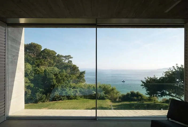 Depuis l’intérieur, le panorama s’offre par des ouvertures tour à tour vastes comme des écrans géants, ou cadrées comme des plans fixes. Depuis l’intérieur, le panorama s’offre par des ouvertures tour à tour vastes comme des écrans géants, ou cadrées comme des plans fixes.
