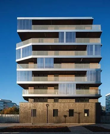 Façade sud, le soubassement, fait de béton matricé et lasuré, assoit avec élégance le bâtiment. Façade sud, le soubassement, fait de béton matricé et lasuré, assoit avec élégance le bâtiment.
