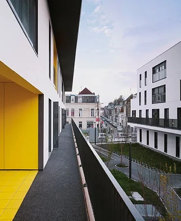 L’immeuble haut est desservi par des coursives donnant sur le jardin aux étages impairs, et sur la future voie prévue par la ville pour les étages pairs. L’immeuble haut est desservi par des coursives donnant sur le jardin aux étages impairs, et sur la future voie prévue par la ville pour les étages pairs.