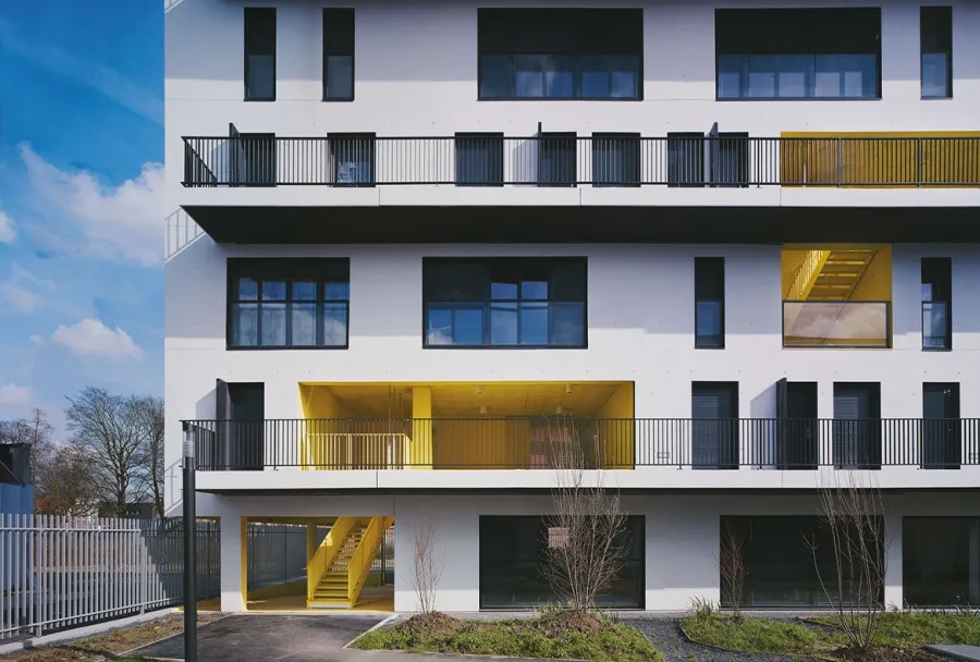 Différents espaces à partager, peints en jaune, traversent le grand immeuble et sont o erts à l’appropriation des habitants. Différents espaces à partager, peints en jaune, traversent le grand immeuble et sont o erts à l’appropriation des habitants.