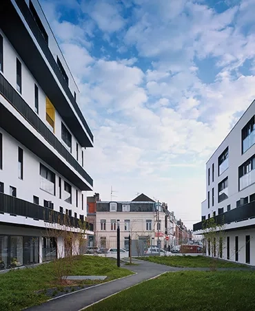 Le jardin s’ouvre sur la ville. Le jardin s’ouvre sur la ville.