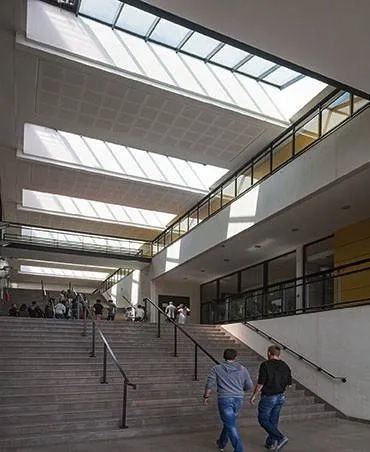 Baignée de lumière naturelle et large de 12 m, la galerie relie l’entrée et l’Atrium. Baignée de lumière naturelle et large de 12 m, la galerie relie l’entrée et l’Atrium.