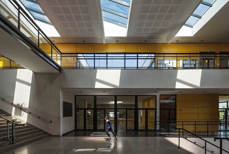 La galerie distribue la salle polyvalente, la restauration, le CDI et l’administration. ici, vue sur l’accès au restaurant. La galerie distribue la salle polyvalente, la restauration, le CDI et l’administration. ici, vue sur l’accès au restaurant.