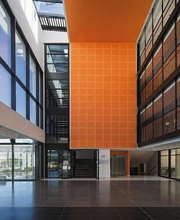 L’Atrium assure la connexion entre les bâtiments d’enseignement. L’Atrium assure la connexion entre les bâtiments d’enseignement.