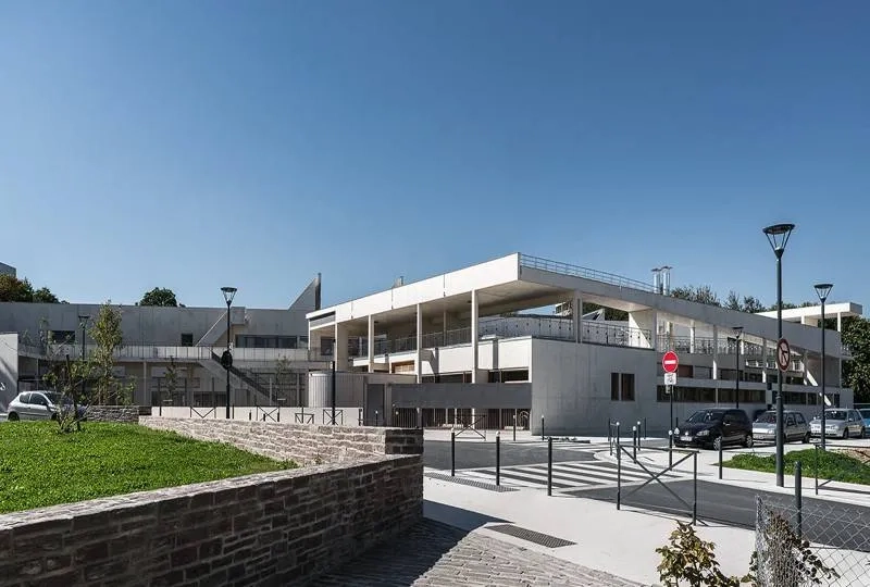 Angle sud-est. la salle de sport dispose d’une entrée en relation directe avec la rue, côté sud, a n de pouvoir servir aussi indépendamment de l’école. Angle sud-est. la salle de sport dispose d’une entrée en relation directe avec la rue, côté sud, a n de pouvoir servir aussi indépendamment de l’école.