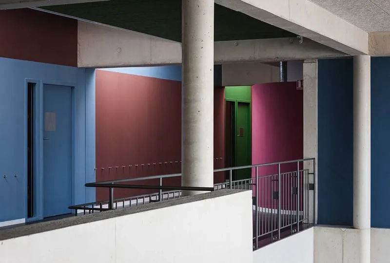 Le travail sur la couleur contribue à rendre lisibles les éléments de structure en béton clair brut. Le travail sur la couleur contribue à rendre lisibles les éléments de structure en béton clair brut.