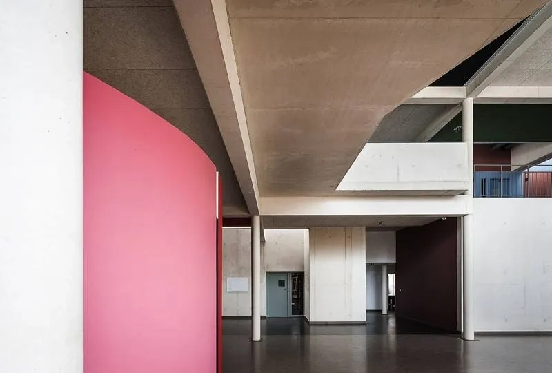 Depuis le hall d’accueil, on accède directement aux salles du centre de loisirs que l’on aperçoit au fond et qui marquent le début de la rue intérieure. Depuis le hall d’accueil, on accède directement aux salles du centre de loisirs que l’on aperçoit au fond et qui marquent le début de la rue intérieure.