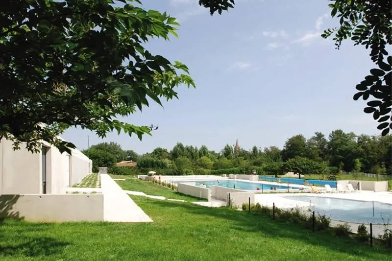 La piscine d’été dans le paysage naturel. La piscine d’été dans le paysage naturel.