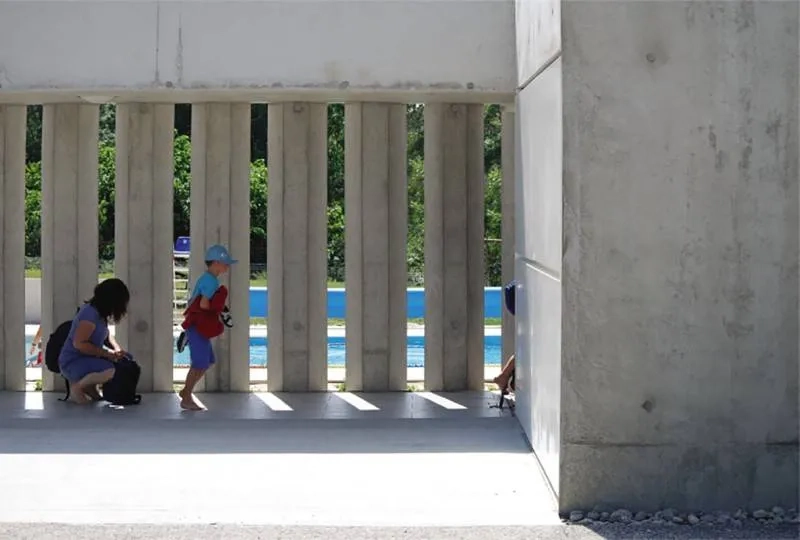Le parcours allant de l’entrée à la baignade est organisé dans une marche en avant à travers une galerie pleine de lumière éclairée naturellement par le claustra. Le parcours allant de l’entrée à la baignade est organisé dans une marche en avant à travers une galerie pleine de lumière éclairée naturellement par le claustra.