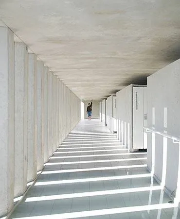 Le parcours allant de l’entrée à la baignade est organisé dans une marche en avant à travers une galerie pleine de lumière éclairée naturellement par le claustra. Le parcours allant de l’entrée à la baignade est organisé dans une marche en avant à travers une galerie pleine de lumière éclairée naturellement par le claustra.