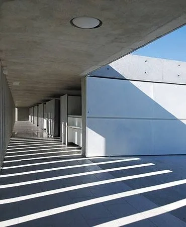 Le parcours allant de l’entrée à la baignade est organisé dans une marche en avant à travers une galerie pleine de lumière éclairée naturellement par le claustra. Le parcours allant de l’entrée à la baignade est organisé dans une marche en avant à travers une galerie pleine de lumière éclairée naturellement par le claustra.