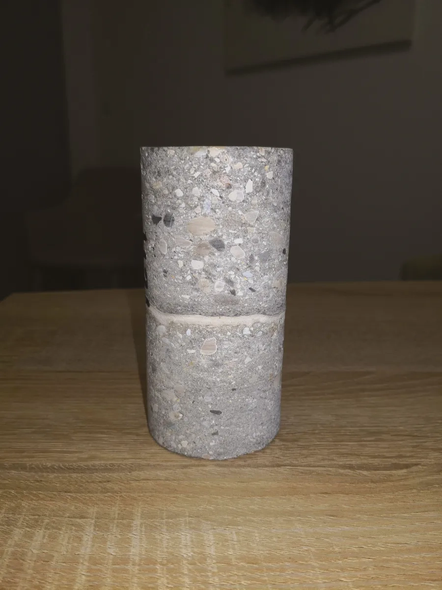 Éprouvette de béton intégrant la membrane SEPC. Éprouvette de béton intégrant la membrane SEPC.
