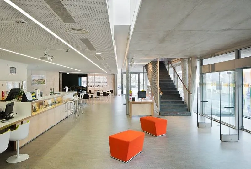 Le hall d’accueil en lien direct avec les différents espaces de la médiathèque. on aperçoit, au-delà de la cafétéria et de l’espace d’exposition, l’auditorium et le parvis. Le hall d’accueil en lien direct avec les différents espaces de la médiathèque. on aperçoit, au-delà de la cafétéria et de l’espace d’exposition, l’auditorium et le parvis.