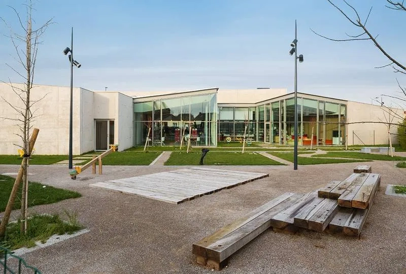 À l’arrière, les salles transparentes de la médiathèque semblent incluses dans le jardin. À l’arrière, les salles transparentes de la médiathèque semblent incluses dans le jardin.