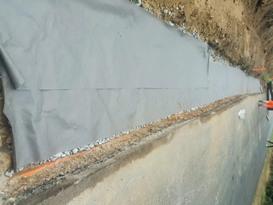 Une base drainante de 20 cm a été constituée en fond de fouille. Elle a été réalisée en matériaux drainants de granulométrie 20/40 et placés dans un géotextile anticontaminant (chaussette). Elle a facilité l’essorage du Maces. Une base drainante de 20 cm a été constituée en fond de fouille. Elle a été réalisée en matériaux drainants de granulométrie 20/40 et placés dans un géotextile anticontaminant (chaussette). Elle a facilité l’essorage du Maces.
