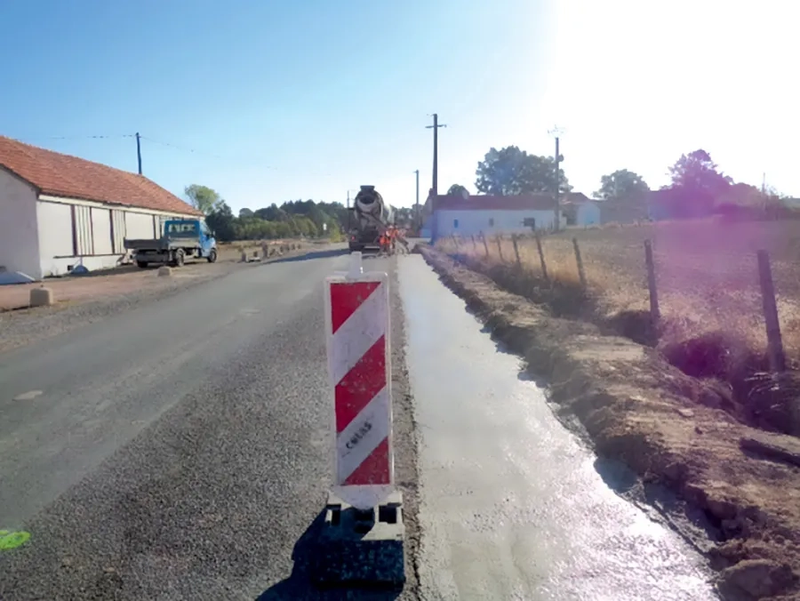 La chaussée ayant été sciée à 10 cm du bord, le Maces est mis en place sur des largeurs variant de 30 cm à 2 m. La chaussée ayant été sciée à 10 cm du bord, le Maces est mis en place sur des largeurs variant de 30 cm à 2 m.