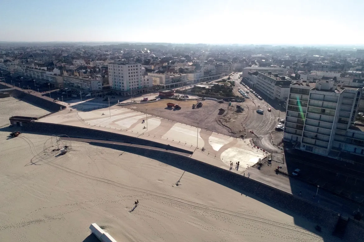 Une première phase de requalification concerne 17 000 m². Quelque 3 200 m³ de béton ont été mis en œuvre par Eurovia, soit 400 toupies de 8 m³. Une première phase de requalification concerne 17 000 m². Quelque 3 200 m³ de béton ont été mis en œuvre par Eurovia, soit 400 toupies de 8 m³.