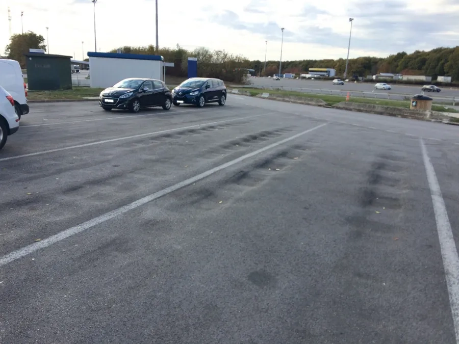 Les aires de stationnement en enrobé bitumineux sont sujettes à des déformations, notamment à un important orniérage et à du « fluage », ce qui impose un entretien répétitif. Les aires de stationnement en enrobé bitumineux sont sujettes à des déformations, notamment à un important orniérage et à du « fluage », ce qui impose un entretien répétitif.