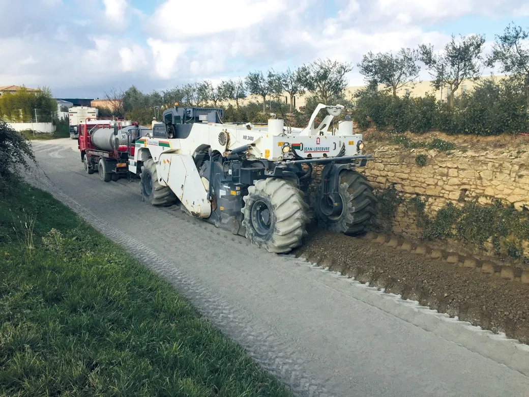 L’atelier de traitement d’Eurovia intervient sur une épaisseur de 32 cm et sur une largeur de 2,50 m par passage L’atelier de traitement d’Eurovia intervient sur une épaisseur de 32 cm et sur une largeur de 2,50 m par passage
