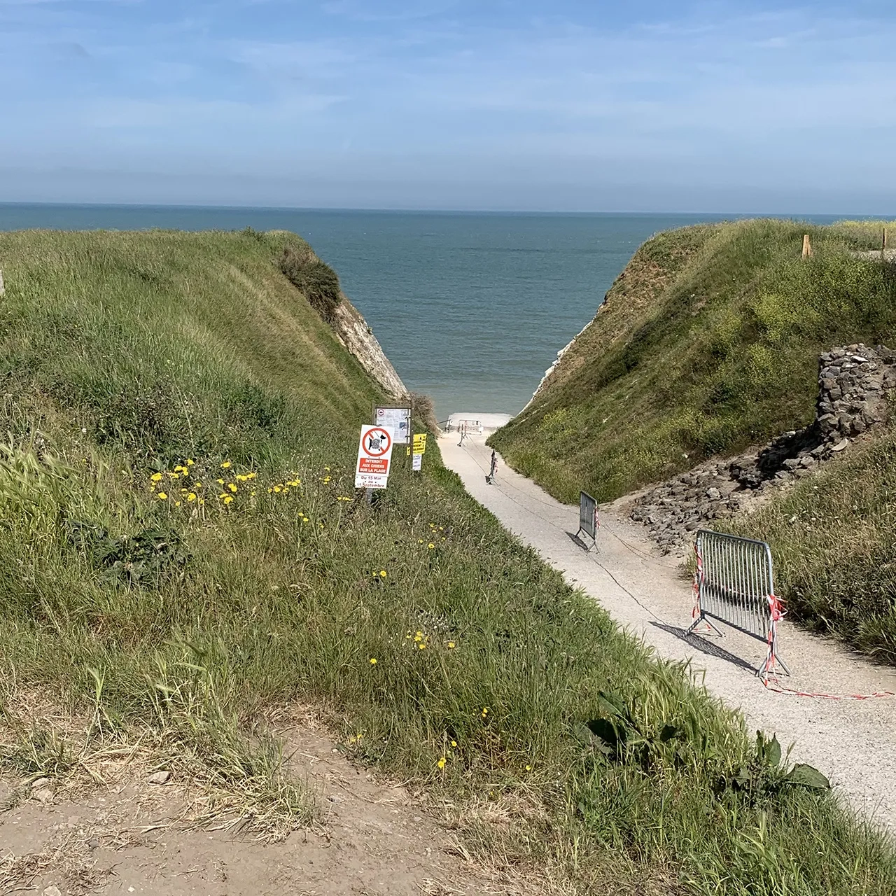 L’aménagement est destiné à permettre aux visiteurs d’accéder facilement à la plage située aux pieds des falaises.