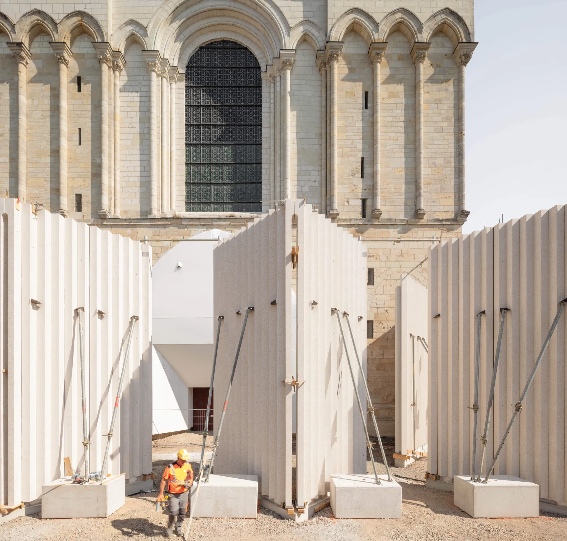 La galerie a été montée de bas en haut, par empilement de modules préfabriqués en béton, à commencer par les voiles porteurs autoportants.