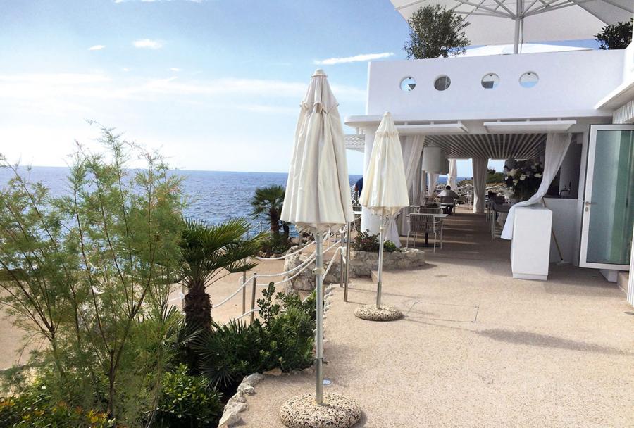 Vue de l'entrée du restaurant La Cigale Vista Beach, à Roquebrune-Cap-Martin.