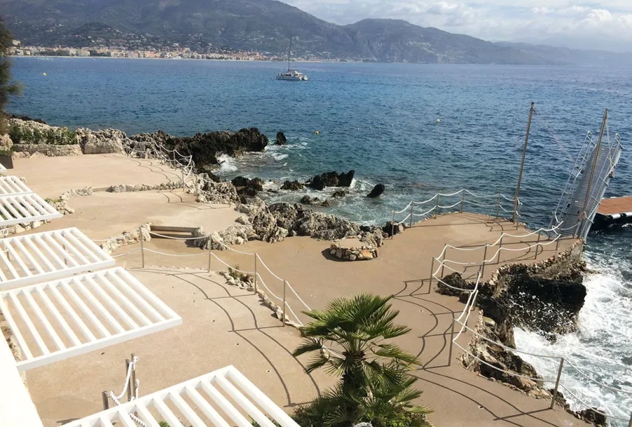 Vue des « terrasses de plage ». Le choix du revêtement en béton décoratif a été guidé par des « considérations essentiellement esthétiques », souligne Éric Luong, responsable de projet au sein du cabinet Wilmotte. Vue des « terrasses de plage ». Le choix du revêtement en béton décoratif a été guidé par des « considérations essentiellement esthétiques », souligne Éric Luong, responsable de projet au sein du cabinet Wilmotte.
