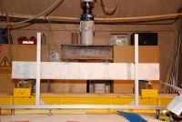 Figure 10. Fissures visibles repérées au feutre sur une poutre en BHP soumise à un essai de flexion pour un chargement de 30% de sa rupture.