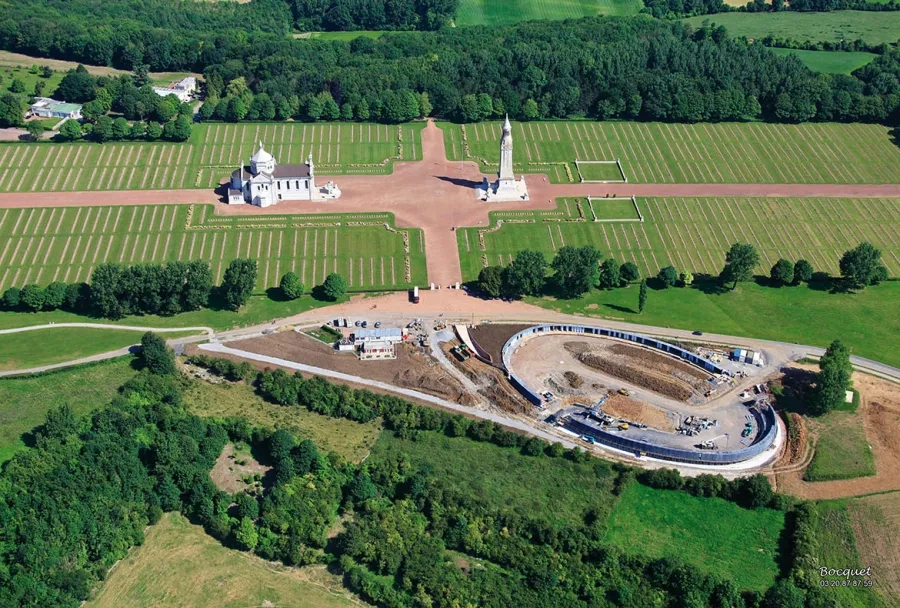 Notre-dame- de-Lorette est la plus grande nécropole nationale française. au milieu des croix, s’élèvent une tour- lanterne et une basilique. Notre-dame- de-Lorette est la plus grande nécropole nationale française. au milieu des croix, s’élèvent une tour- lanterne et une basilique.