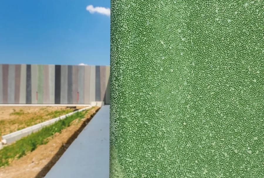 Gros plan sur le revêtement en « peau de sirène » des parements de béton. Gros plan sur le revêtement en « peau de sirène » des parements de béton.