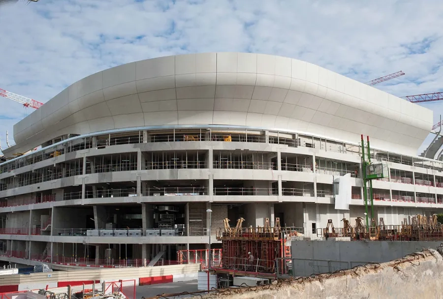 L’arena 92, et son couronnement de coques préfabriquées en béton de ciment blanc, réalisées par l’entreprise Jousselin (angers). L’arena 92, et son couronnement de coques préfabriquées en béton de ciment blanc, réalisées par l’entreprise Jousselin (angers).