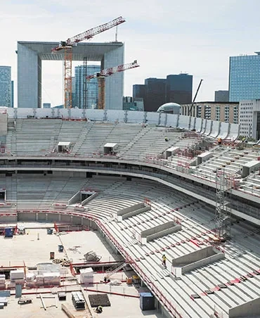 L’Arena : seul ouvrage en courbes dans un univers rectiligne. L’Arena : seul ouvrage en courbes dans un univers rectiligne.