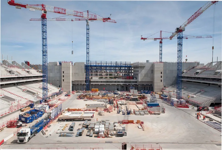 Côté scène, avec de part et d’autre les tours d’accès pour les pompiers : 32 m de hauteur et 9x6m de côtés. Côté scène, avec de part et d’autre les tours d’accès pour les pompiers : 32 m de hauteur et 9x6m de côtés.