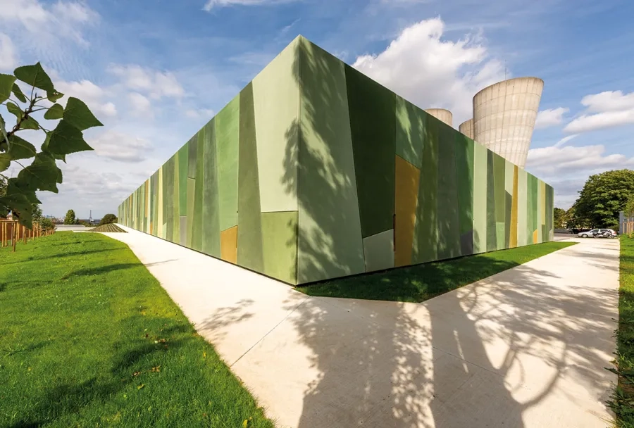 Parement cubiste en béton scintillant revêtu de millions de microbilles. Parement cubiste en béton scintillant revêtu de millions de microbilles.